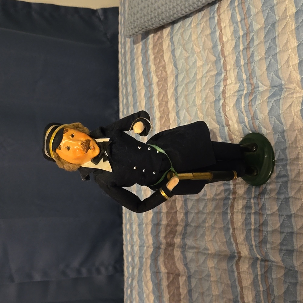 Byers choice Ltd.  caroler